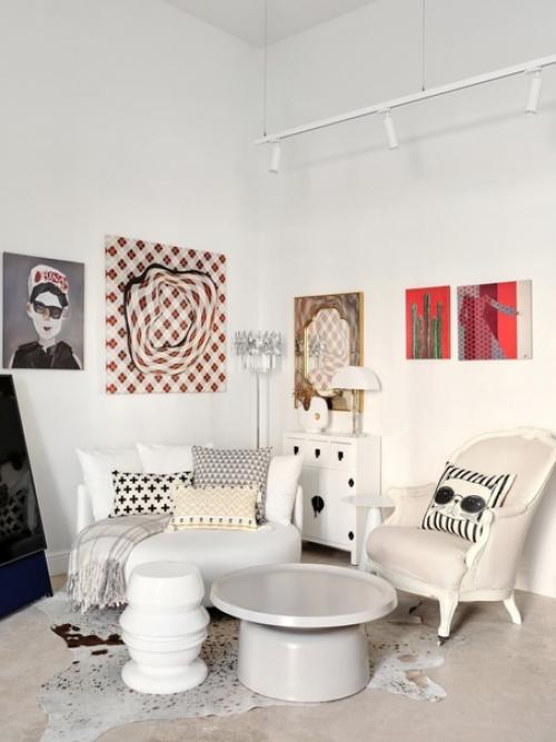 В небольшом пространстве квартиры - студии удалось разместить все необходимое для жизни двух человек и даже чуточку больше. 05