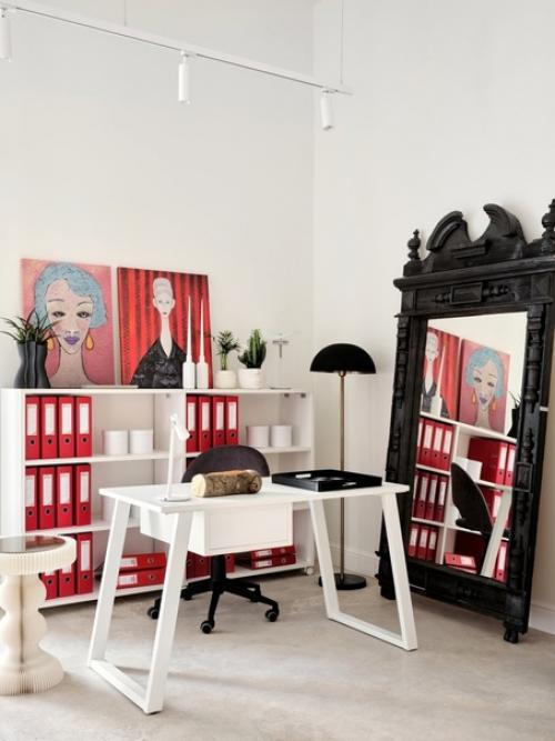 В небольшом пространстве квартиры - студии удалось разместить все необходимое для жизни двух человек и даже чуточку больше. 04