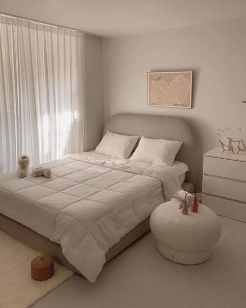 Небольшая уютная спальня.