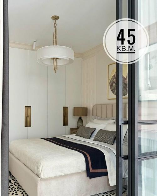 Квартира была небольшая, но очень светлая - большое окно и застеклённая лоджия наполняли пространство воздухом и естественным светом с самого утра. 02