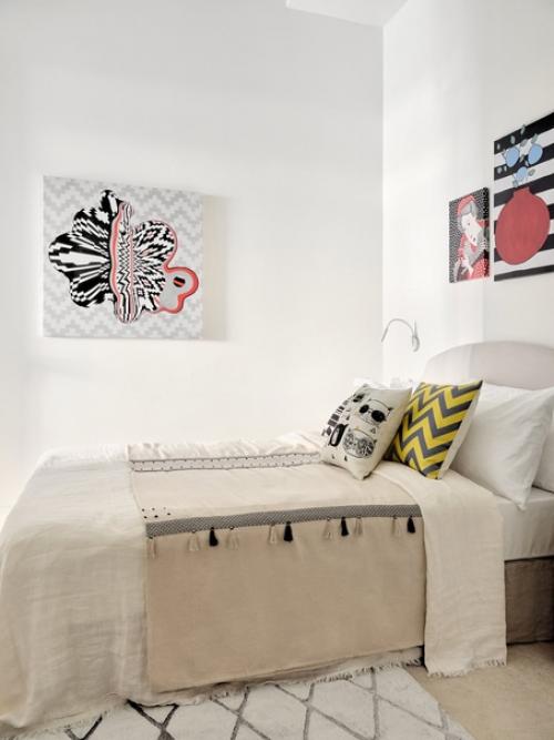 В небольшом пространстве квартиры - студии удалось разместить все необходимое для жизни двух человек и даже чуточку больше. 07