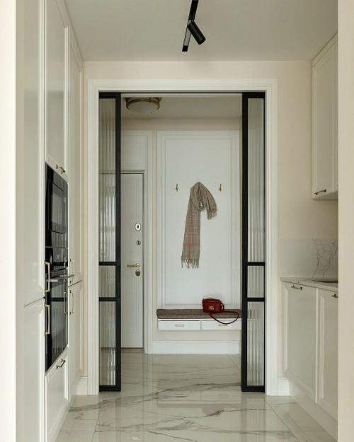 Квартира была небольшая, но очень светлая - большое окно и застеклённая лоджия наполняли пространство воздухом и естественным светом с самого утра. 05