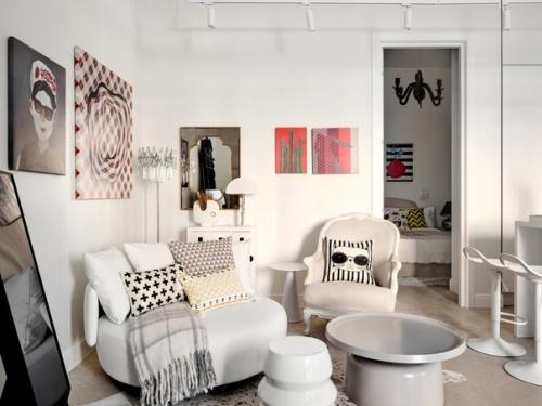 В небольшом пространстве квартиры - студии удалось разместить все необходимое для жизни двух человек и даже чуточку больше. 03