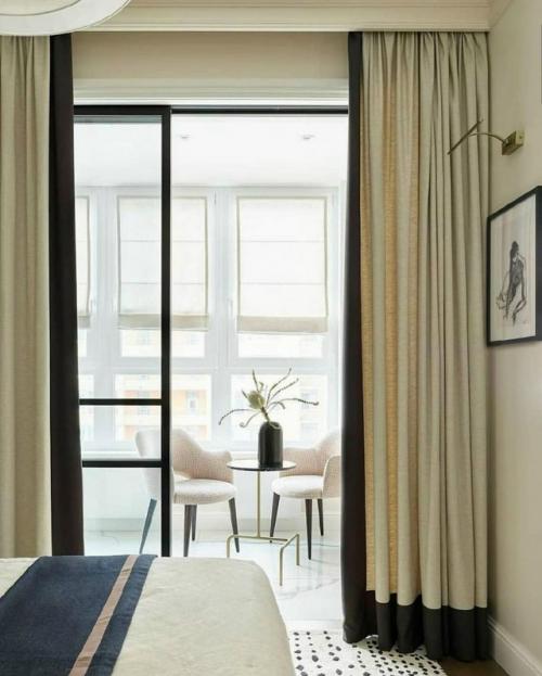 Квартира была небольшая, но очень светлая - большое окно и застеклённая лоджия наполняли пространство воздухом и естественным светом с самого утра. 03