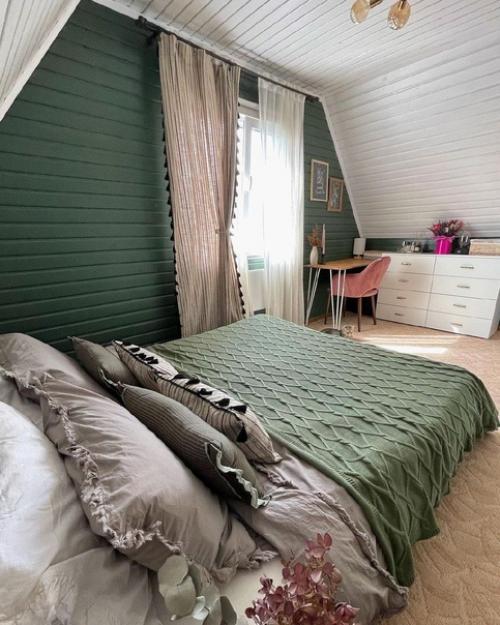 По-домашнему атмосферная спальня с организованным рабочим местом. 04