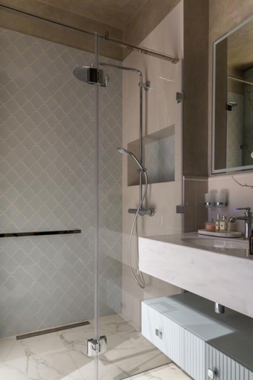 Красивый, светлый дизайн двухкомнатной квартиры с ярким акцентом. 07