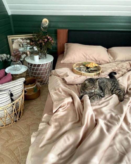 По-домашнему атмосферная спальня с организованным рабочим местом. 01