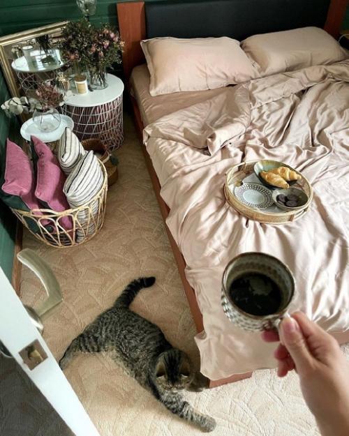 По-домашнему атмосферная спальня с организованным рабочим местом. 02