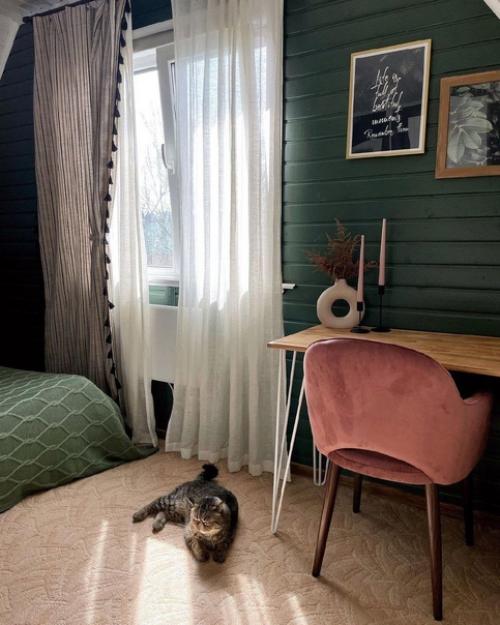 По-домашнему атмосферная спальня с организованным рабочим местом. 03