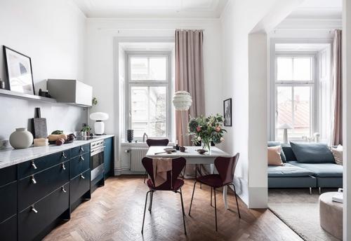 Синие акценты эффектно разбавили белый интерьер этой квартиры! 04