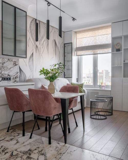 Интерьер с белыми стенами, незаметными дверями, гардеробной. 01