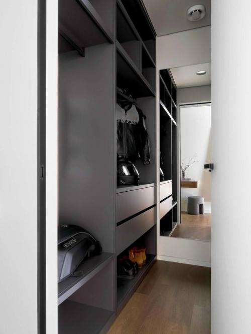 Квартира для студента, в которой лаконичность стала идеальным фоном для яркого, творческого характера будущего актёра. 05