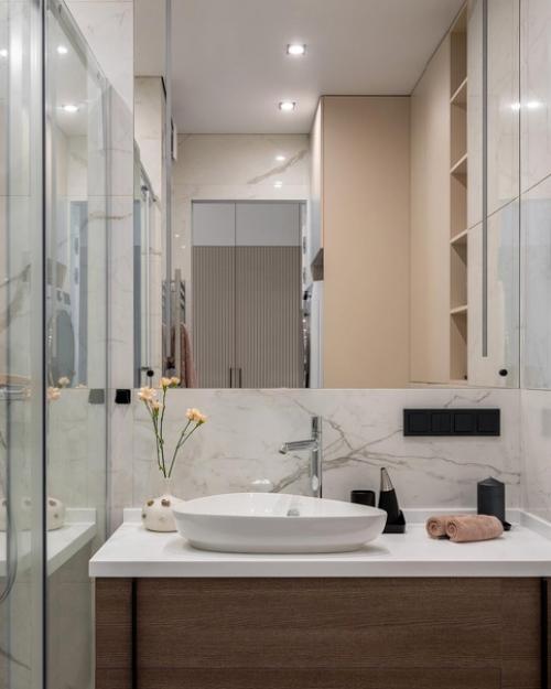 Интерьер с белыми стенами, незаметными дверями, гардеробной. 06