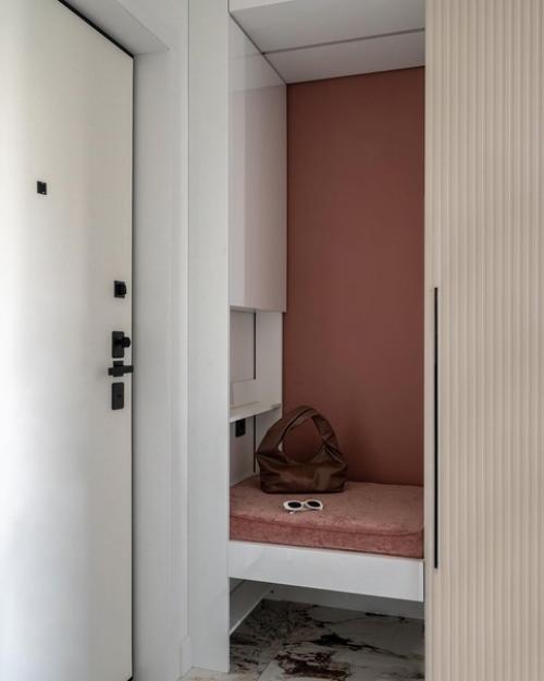 Интерьер с белыми стенами, незаметными дверями, гардеробной. 07