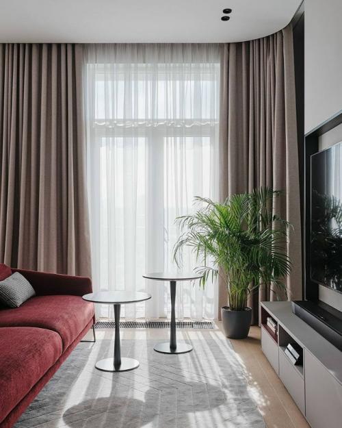 Практичность и минимализм с яркими акцентами - основа этого продуманного интерьера, созданного для комфортной повседневной жизни.  