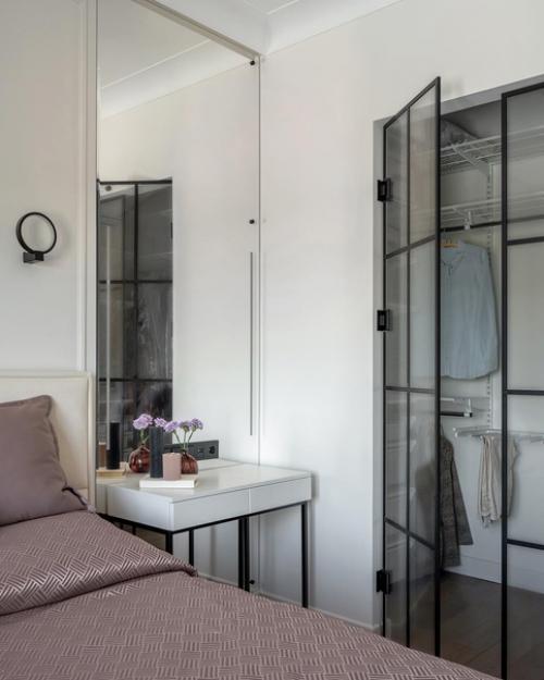 Интерьер с белыми стенами, незаметными дверями, гардеробной. 03