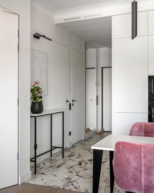 Интерьер с белыми стенами, незаметными дверями, гардеробной. 04