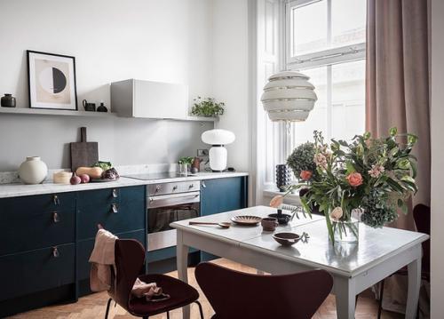 Синие акценты эффектно разбавили белый интерьер этой квартиры! 05