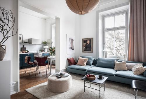 Синие акценты эффектно разбавили белый интерьер этой квартиры! 03