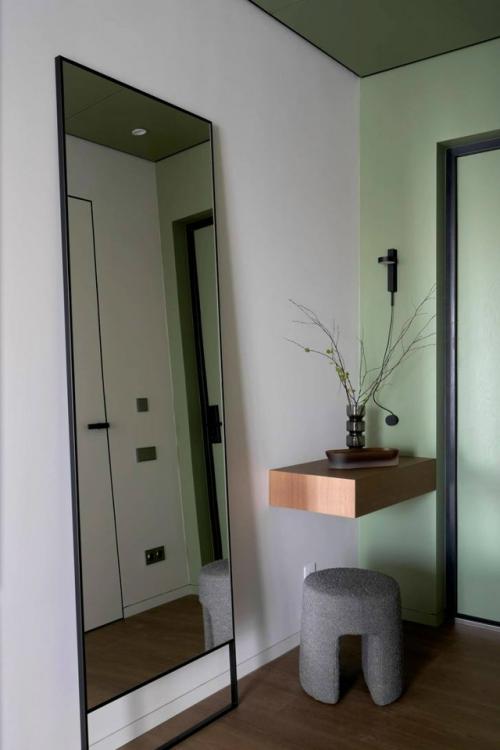 Квартира для студента, в которой лаконичность стала идеальным фоном для яркого, творческого характера будущего актёра. 08