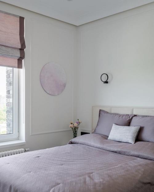 Интерьер с белыми стенами, незаметными дверями, гардеробной. 05