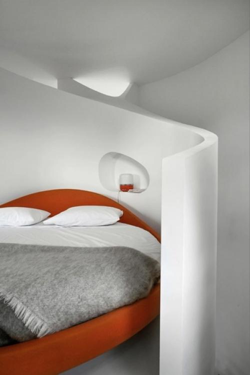 Кровать с ярким изголовьем. 09