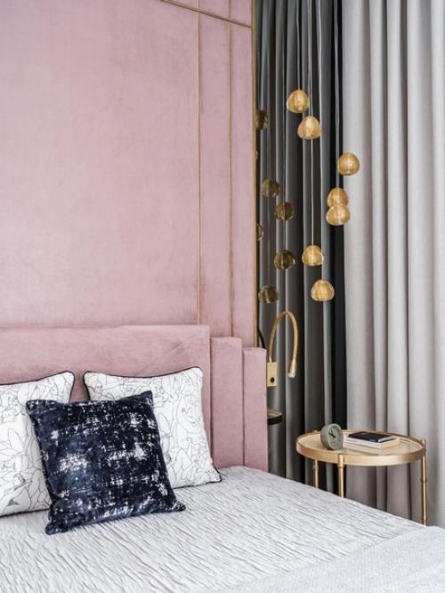 Кровать с ярким изголовьем. 05