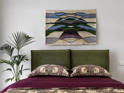 Кровать с ярким изголовьем. 03