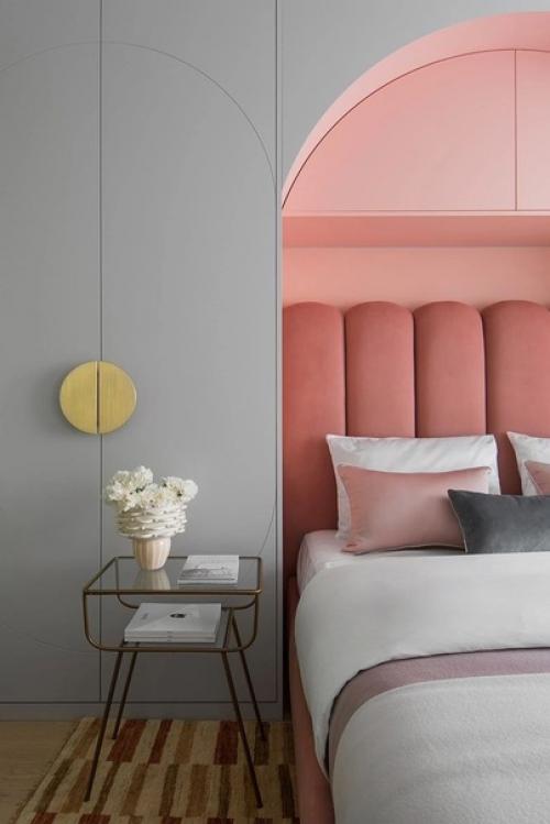 Кровать с ярким изголовьем. 08