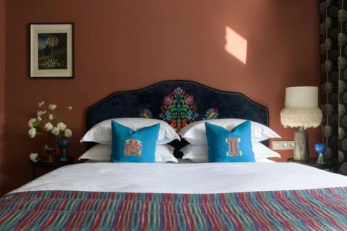 Кровать с ярким изголовьем. 07