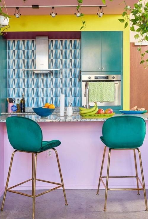 Очень яркие цвета надоедают быстро. 01