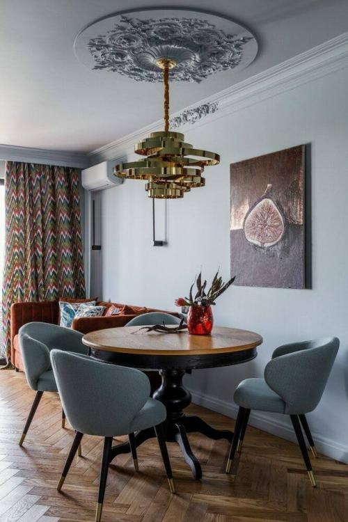 Этот интерьер - настоящее произведение искусства, в котором каждая деталь имеет свой характер и историю. 09