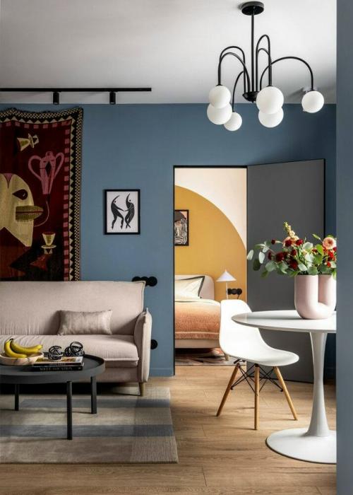 Интересная планировка, арочные формы и насыщенные оттенки превращают эту двушку в по-настоящему выразительное и цельное пространство. 01