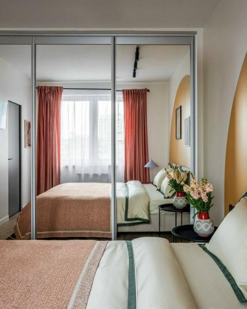 Интересная планировка, арочные формы и насыщенные оттенки превращают эту двушку в по-настоящему выразительное и цельное пространство. 05