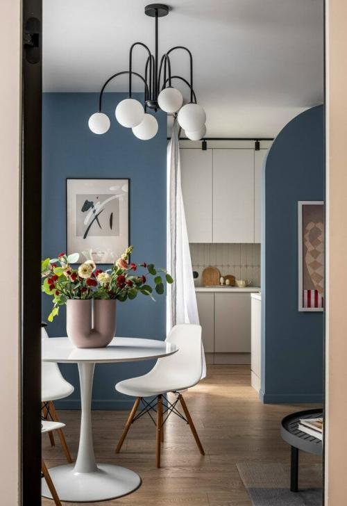 Интересная планировка, арочные формы и насыщенные оттенки превращают эту двушку в по-настоящему выразительное и цельное пространство. 07