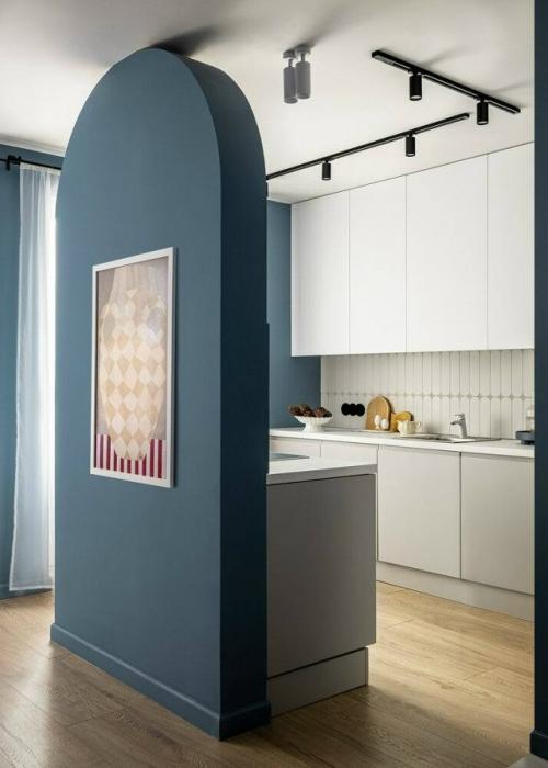 Интересная планировка, арочные формы и насыщенные оттенки превращают эту двушку в по-настоящему выразительное и цельное пространство. 06