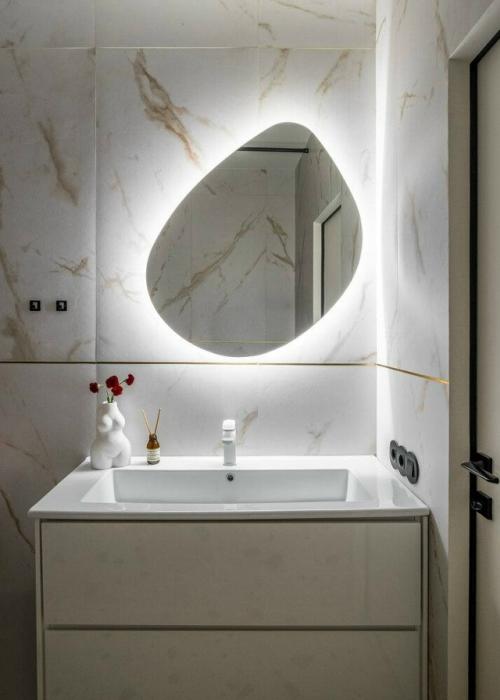 Интересная планировка, арочные формы и насыщенные оттенки превращают эту двушку в по-настоящему выразительное и цельное пространство. 04