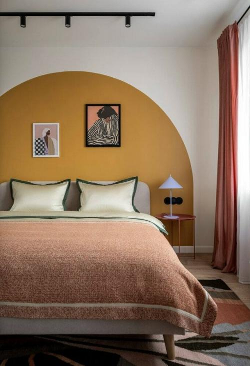 Интересная планировка, арочные формы и насыщенные оттенки превращают эту двушку в по-настоящему выразительное и цельное пространство. 03