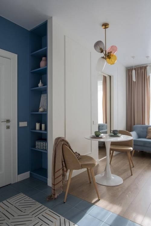 Двухкомнатная квартира с голубыми и бежевыми акцентами. 03