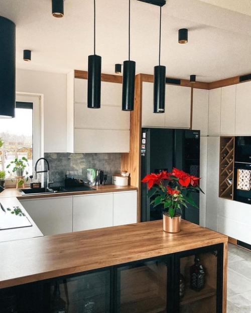 Стильная кухня - гостиная в сочных тонах.