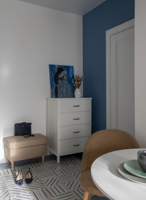 Двухкомнатная квартира с голубыми и бежевыми акцентами. 01