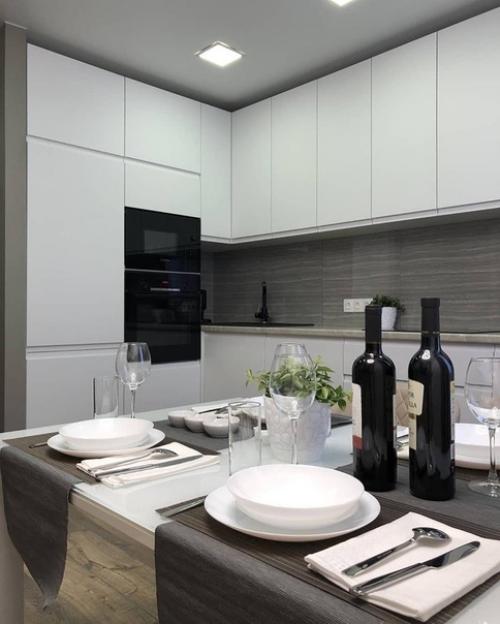 Очень круто!  Сдержанно и в то же время яркие пятна оживляют) не напрягает глаз. 02