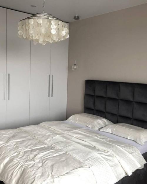 Очень круто!  Сдержанно и в то же время яркие пятна оживляют) не напрягает глаз. 06