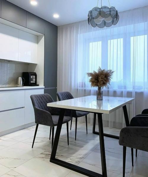 Уютная квартира, оформленная в спокойной нейтральной палитре, создаёт ощущение гармонии и продуманного комфорта. 01