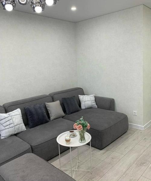 Уютная квартира, оформленная в спокойной нейтральной палитре, создаёт ощущение гармонии и продуманного комфорта. 06