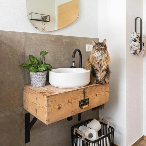 Хороший спокойный интерьер: зелёная печь и тёплые акценты, белые стены, деревянная отделка и обилие зеленых растений. 04