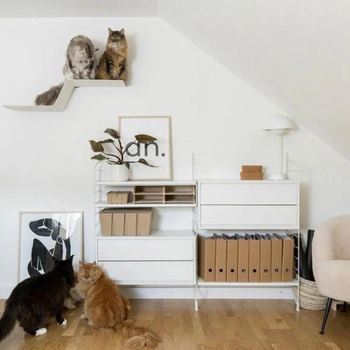 Хороший спокойный интерьер: зелёная печь и тёплые акценты, белые стены, деревянная отделка и обилие зеленых растений. 05