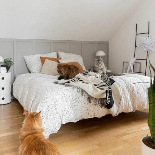 Хороший спокойный интерьер: зелёная печь и тёплые акценты, белые стены, деревянная отделка и обилие зеленых растений. 02