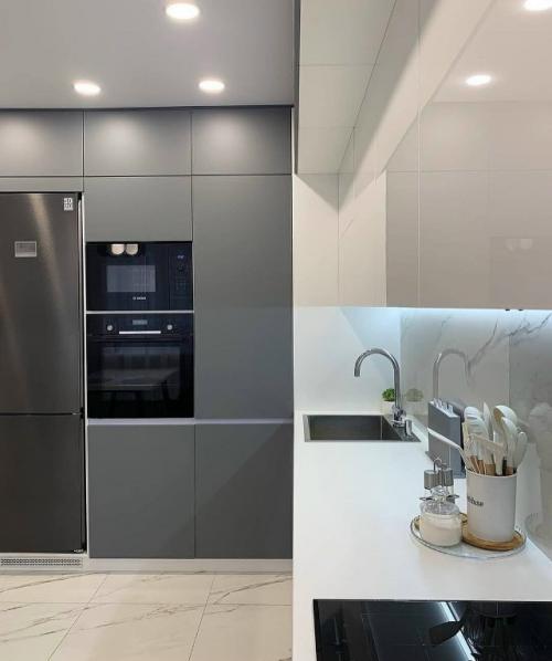 Уютная квартира, оформленная в спокойной нейтральной палитре, создаёт ощущение гармонии и продуманного комфорта.  