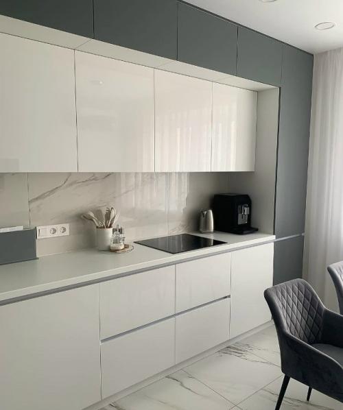 Уютная квартира, оформленная в спокойной нейтральной палитре, создаёт ощущение гармонии и продуманного комфорта. 02